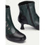 Curved Louis heel of the button boots